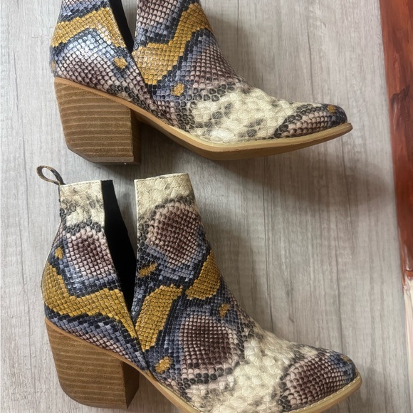 Stylish Snakeskin Pattern Ankle Booties - Picture 5 of 10